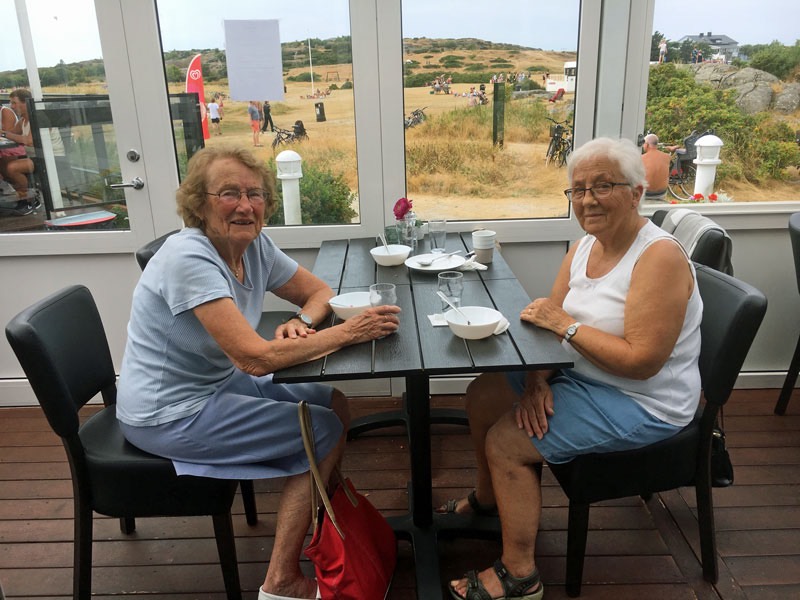 Lunch med Ella och Claes på Parasollen utanför Varberg. Hon fyller 88 år idag den 17 juli 2018. Därefter for vi till Espevik och fick kaffe med dopp och tårta. Dit kom även Hannah och hennes pojkvän. Det blev också bad i havet.
