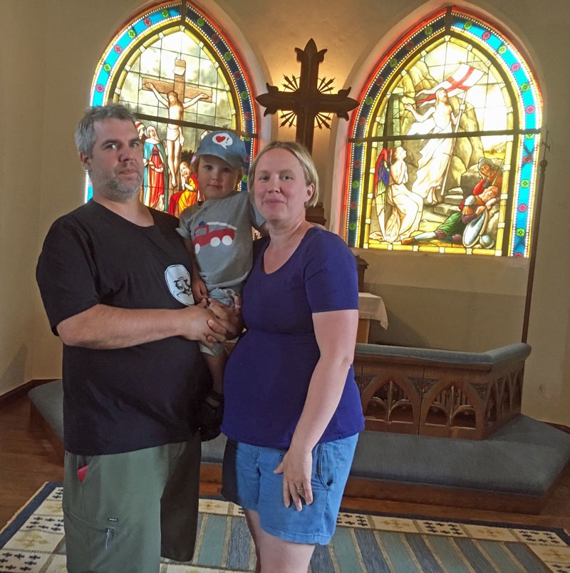 Daniel, Neo och Linda i Sandviks Kyrka den 22 juli 2018.