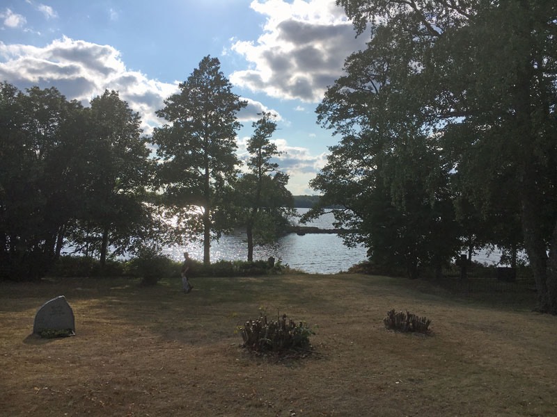 Sjön Fegen - utsikt från kyrkporten, Sandviks Kyrka. 22 juli 2018.