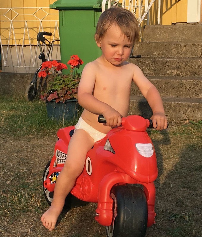 Neo provar sin nya motorcykel. 25 juli 2018.