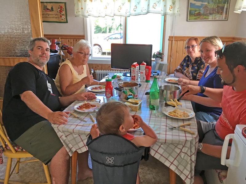 Middag på Danhäll med Daniel, Neo, Lukas, Linda, Marita och Elsie den 26 juli 2018.