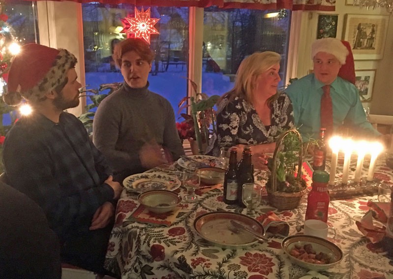 Lilljulafton med barn och barnbarn 22 december 2018. Vi äter julmiddag tillsammans. Felix, Jonas, Sofie och Isak.
