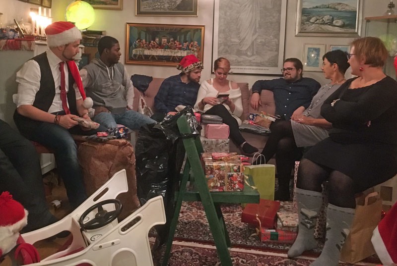 Lilljulafton med barn och barnbarn 22 december 2018. Julklappsutdelning. Lukas, Chadrack, Felix, Kajsa, Max, Åsa och Marita.