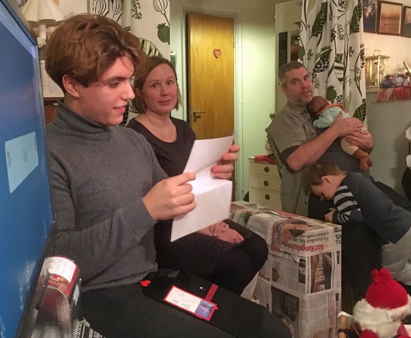 Lilljulafton med barn och barnbarn 22 december 2018. Julklappsutdelning. Jonas, Linda, Daniel och Ida.