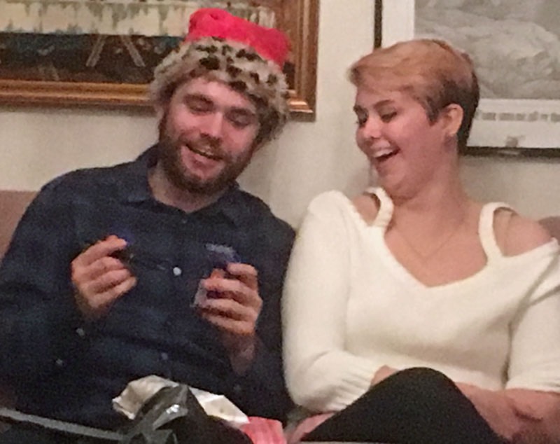 Lilljulafton med barn och barnbarn 22 december 2018. Julklappsutdelning. Felix och Kajsa.