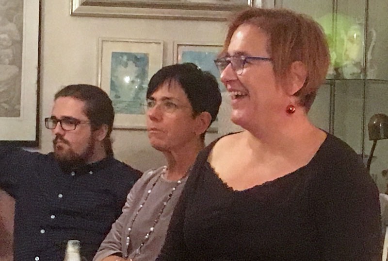 Lilljulafton med barn och barnbarn 22 december 2018. Julklappsutdelning. Max, Åsa och Marita.