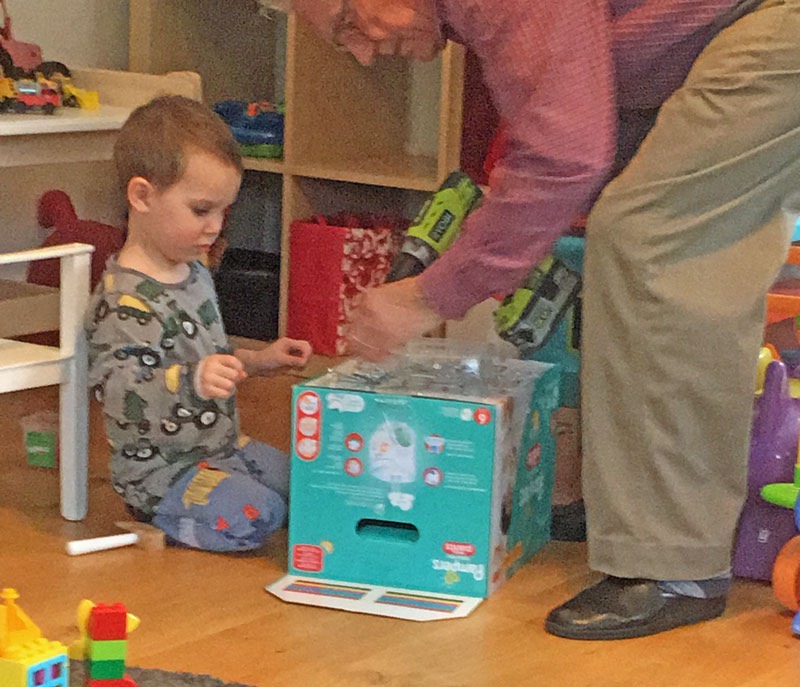 Neo och farfar leker på Källtorpsvägen, 18 februari 2019. Foto: Elsie.