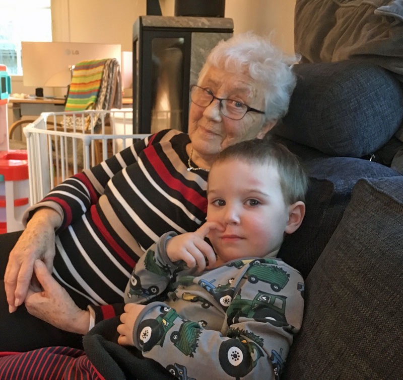 Elsie och Neo har det gott!  25 februari 2019. Källtorpsvägen.