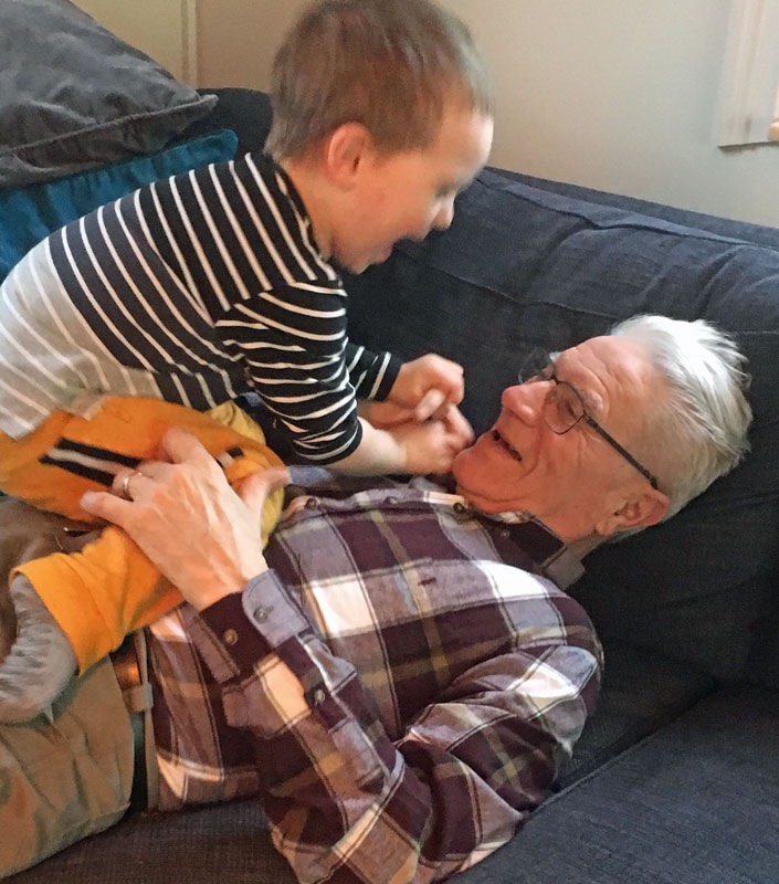 Neo och farfar busar på Källtorpsvägen. 7 mars 2019. Foto: Elsie-
