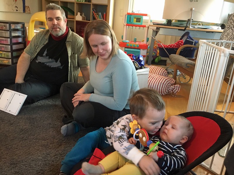 Stolta föräldrar och syskonkärlek på Källtorpsvägen, 21 mars 2019.
