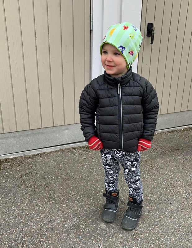 Neo på väg hem från förskolan, 11 april 2019- Foto: Linda.