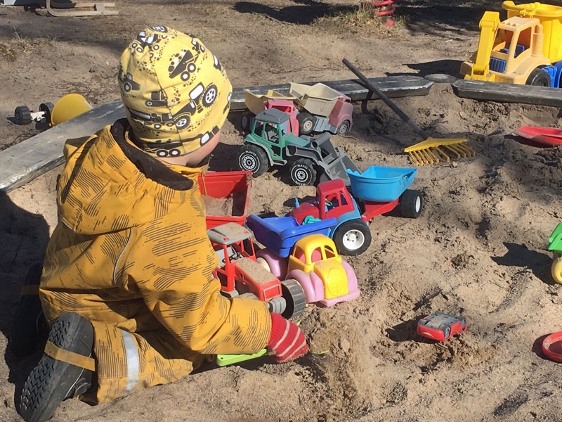Första laeplatsen - vanligt stopp på vägen hem från förskolan för Neo. 15 april 2019.