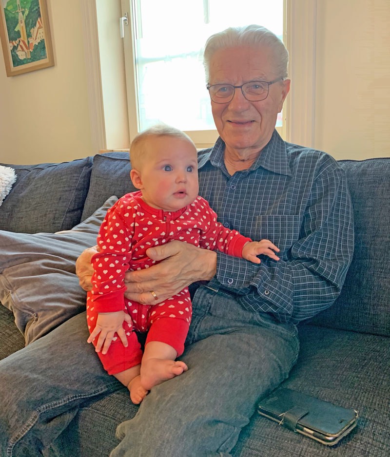 Ida och farfar på Källtorpsvägen den 24 april 2019. Foto: Linda.