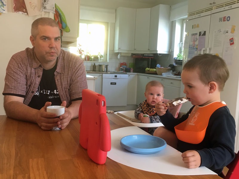 Pappa Daniel, Ida och Neo på Källtorpsvägen, 20maj 2019.