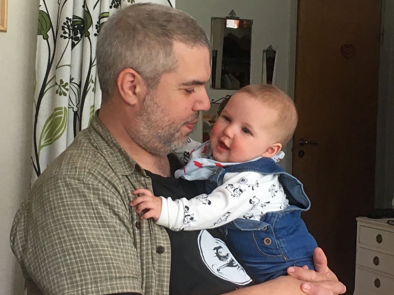 Pappa Daniel och Ida på Fredriksbergsvägen, 30 maj 2019.