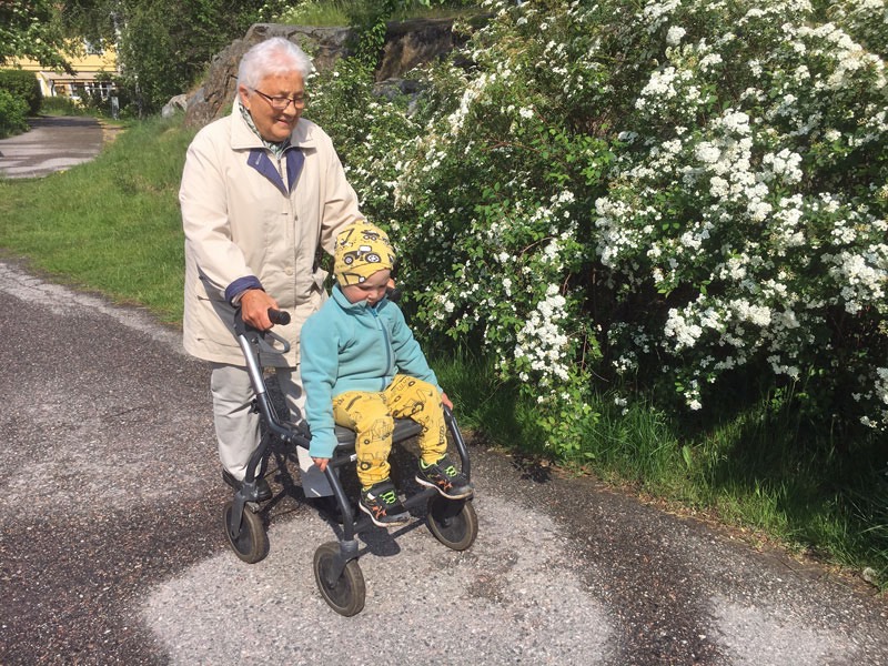 Neo liftar på farmors ”moped” hem från förskolan, 3 juni 2019.