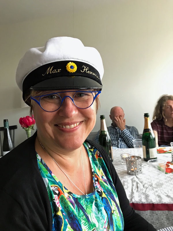 Studentexamen för Max, 11 juni 2019 på Globala gymnasiet , Södermalm. Studentfest hos Mats. Marita.