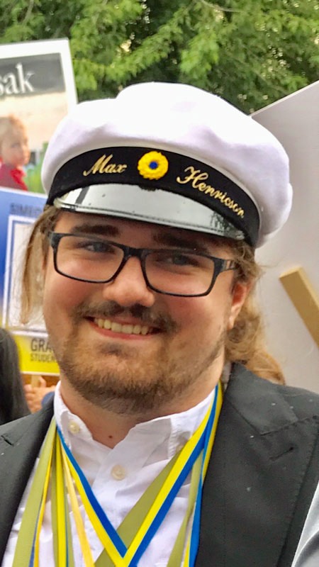 Studentexamen för Max, 11 juni 2019 på Globala gymnasiet , Södermalm. Studentfest hos Mats. Studenten!