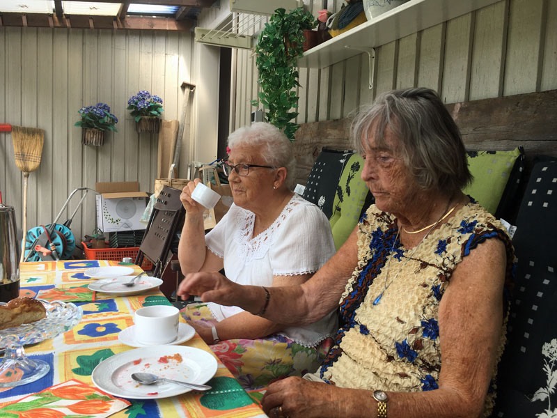 Fika på vår altan, 21 juni 2019. Elsie och Gunvor.