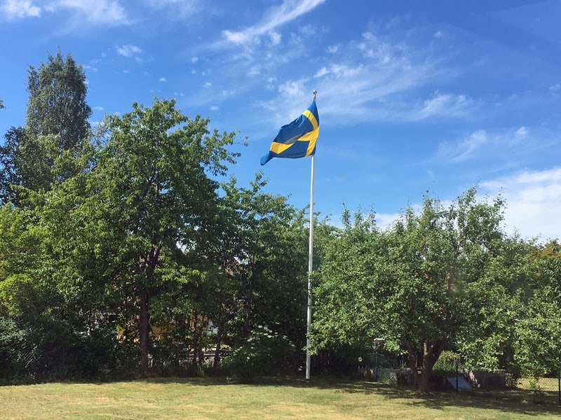 Flaggan i topp en vacker sommardag. 21 juni 2019.