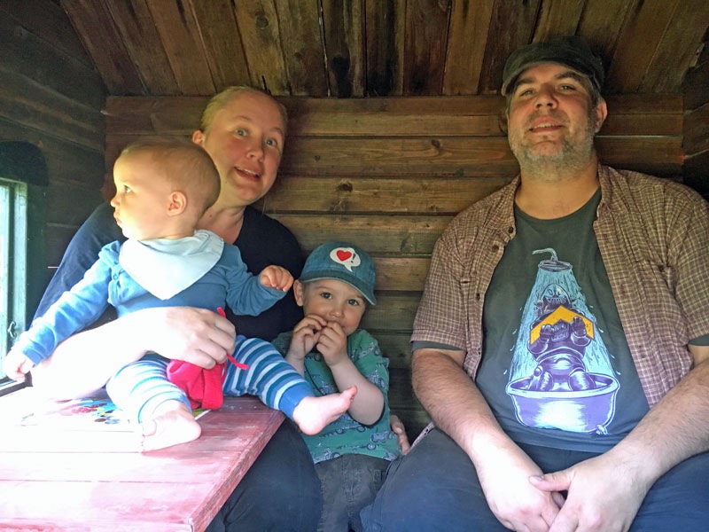 Daniels familj har intagit den lilla lekstugan. 21 juni 2019.
