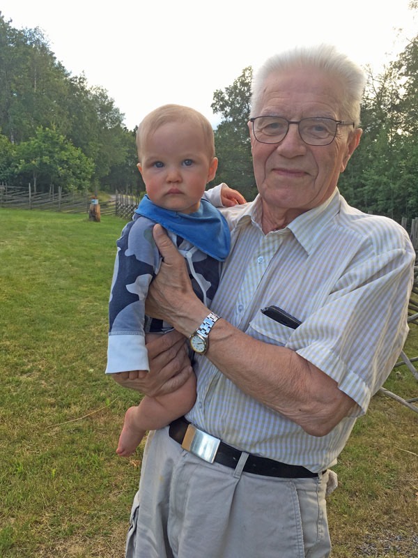 Ida och farfar, 9 juli 2019. Foto: Elsie.