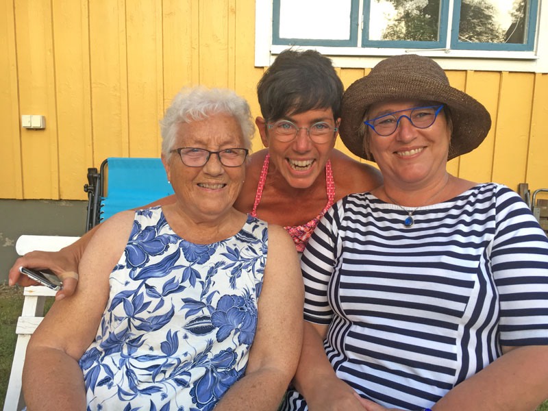 Elsie, Åsa och Marita på vårt sommarställe Danhäll. 25 juli 2019.