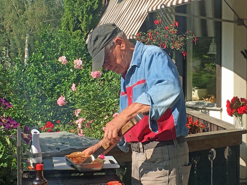 Toje förbereder kvällens grillning, Strand, Ljungskile. 1 augusti 2019.