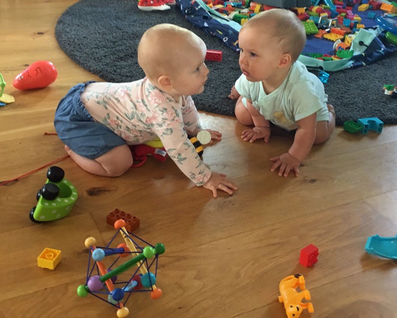 ’Ida och en kompis - ett möte på samma nivå.Källtorpsvägen. 9 augusti 2019.