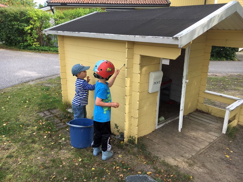 Neo och hans kompis lotsasmäla lekstugan med vatten. 22 augusti 2019.