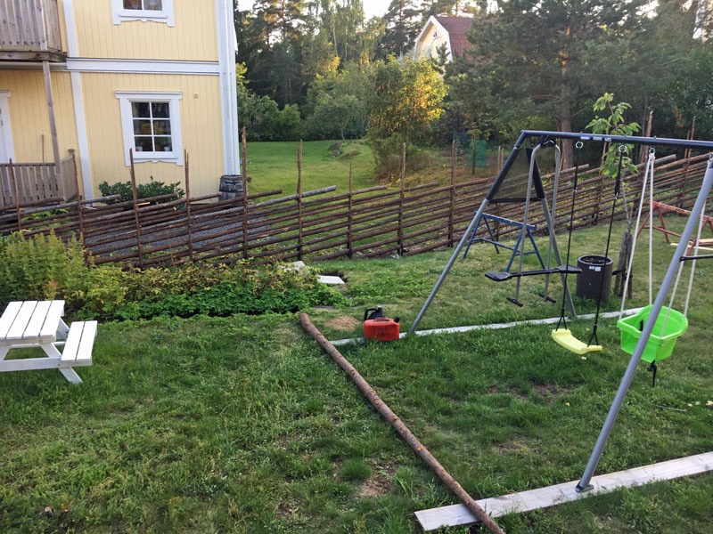 Den nya gärdesgården växer fram. 25 augusti 2019.