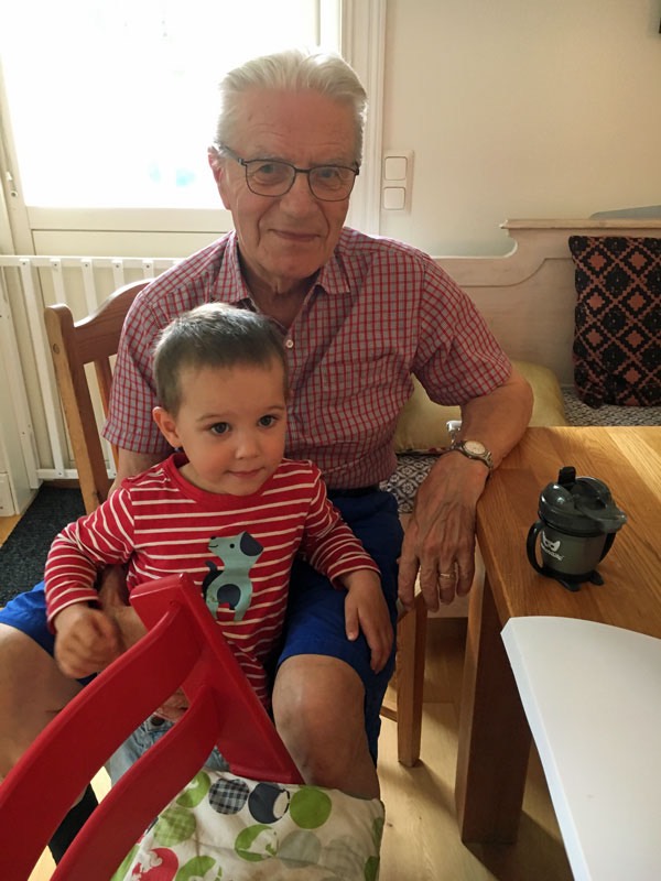 Neo och farfar, Källtorpsvägen. 29 augusti 2019.