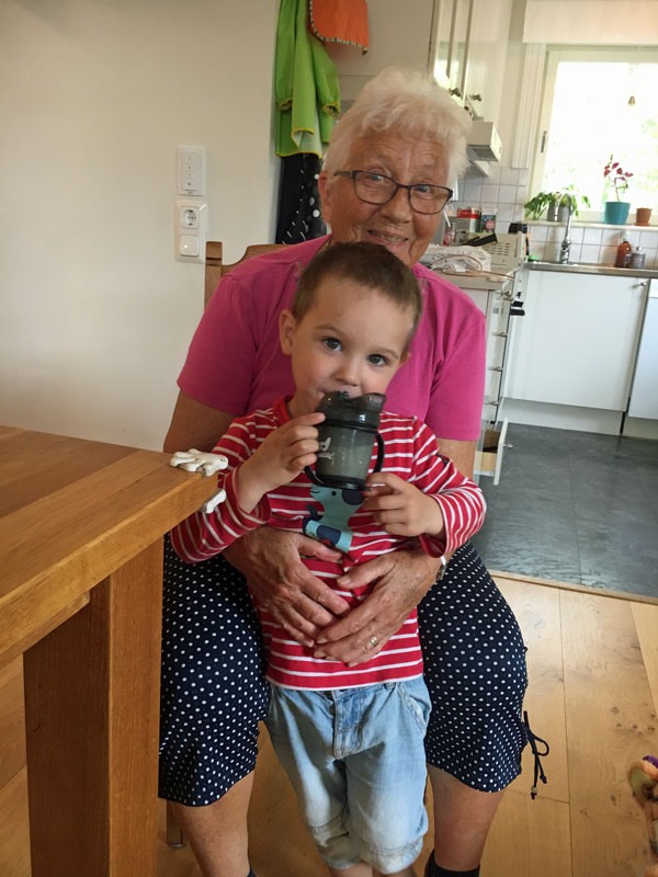 Neo och farmor, Källtorpsvägen. 29 augusti 2019.