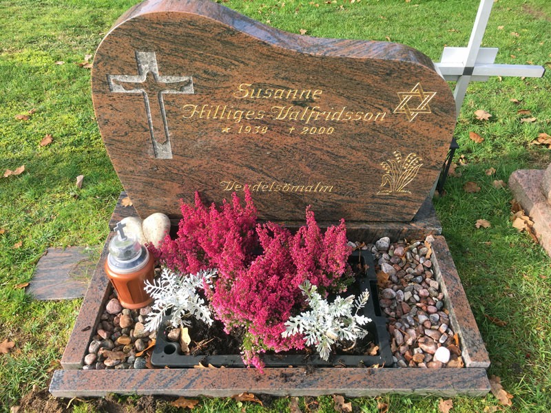 Plantering på Susannes grav inför vintern. 24 oktober 2019. Södra Hestra kyrkogård, Broaryd.