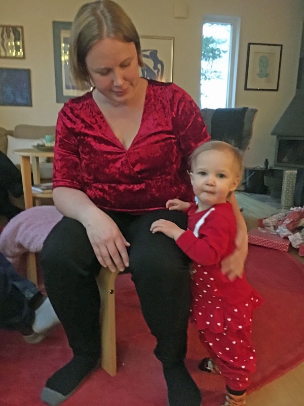 ”Lilljulafton” hemma hos Åsa, 21 december 2019. Linda och Ida julklädda.