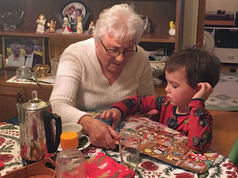Julafton hemma hos oss. 24 december 2019. Elsie och Neo studerar julkalenderns sista lucka.