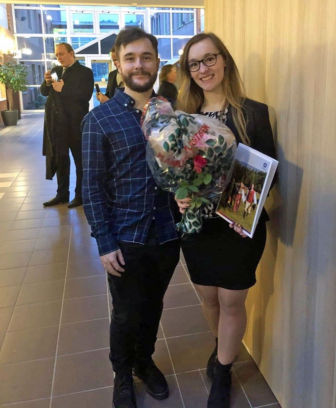Viktoria Hilliges tar sin examen, 17 januari 2020. Här tlllsammans med maken Adam.