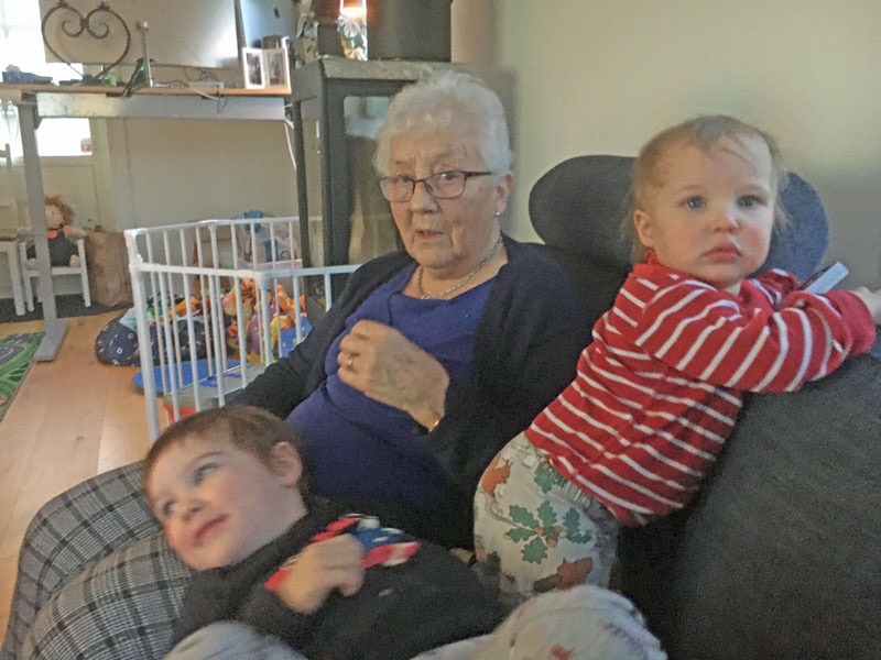 Neo, farmor Elsie och Ida den 3 februari 2020. I bland behöver man lite lugn och ro!
