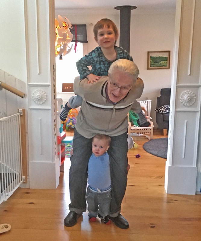 Neo, farfar Ivan och Ida den 6 februari 2020 (Vem har det jobbigast?).