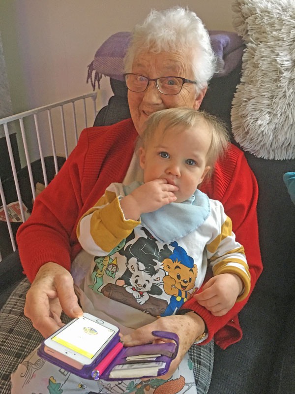 Ida och farmor Elsie lyssnar på musik (händer ofta). 12 februari 2020.