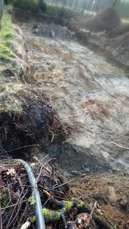 Vattenledningen från pumphuset kommer hör fram till den blivande infiltrationsbädden, 13 februari 2020.