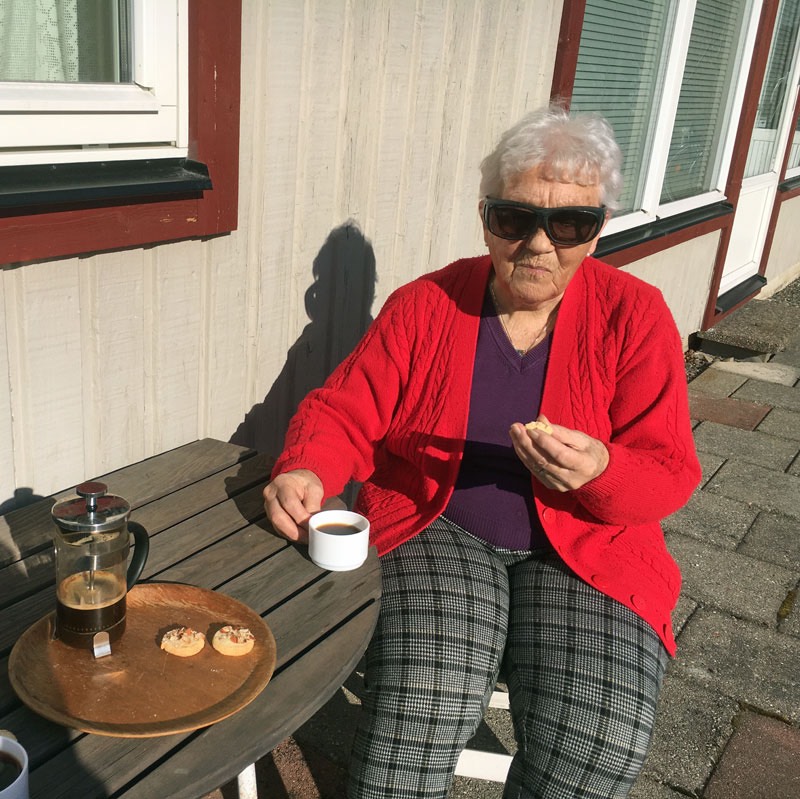 Årets första utefika i trädgården. 6 april 2020.