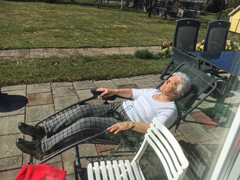 Vi minns henne med stor glädje och tacksamhet!

Nu när alla fönster är putsade och elvakaffet är intaget är det dags för lite solbad! 20 april 2020.