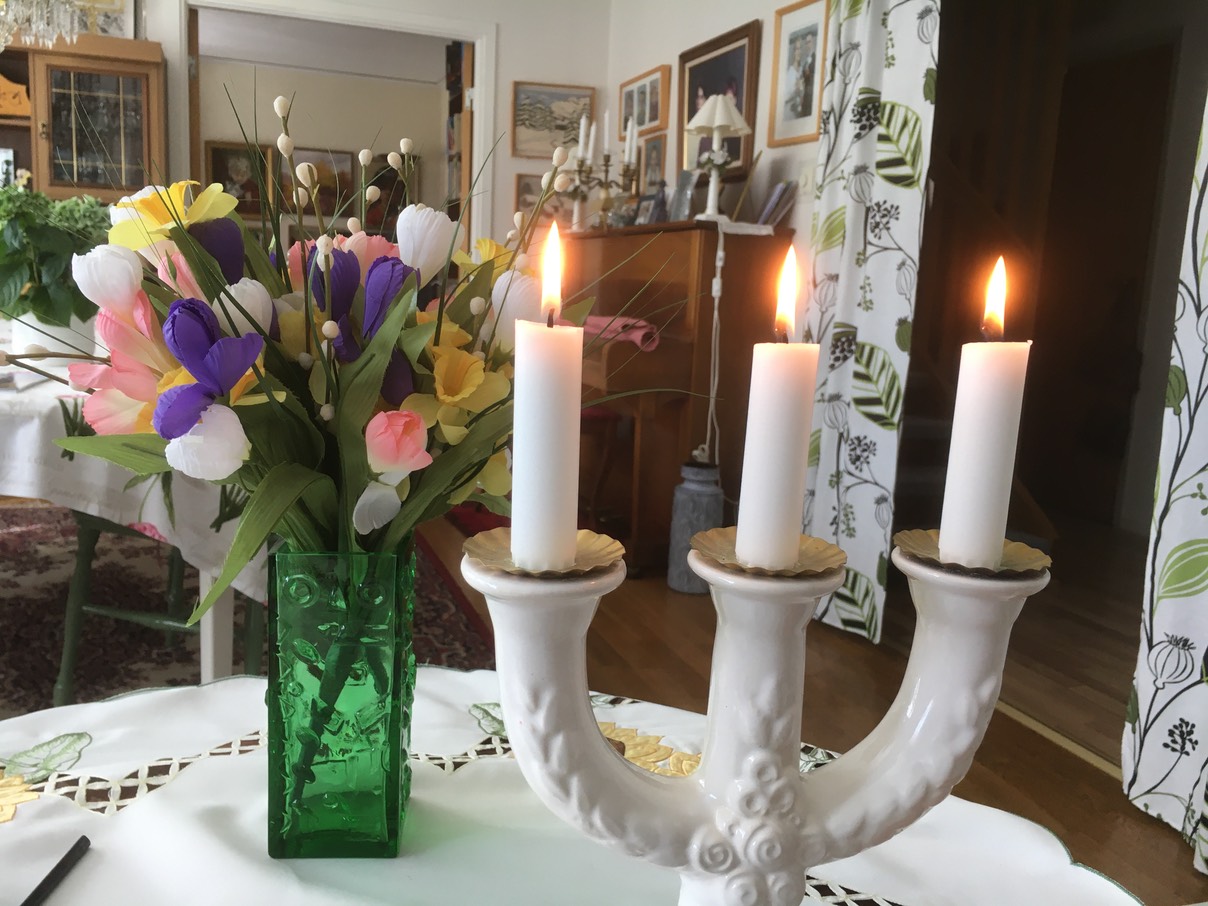 Idag (22/4) har jag och några till stillat oss en stund med
 eftertanke och tända ljus till minne av Susanne som idag ca 12:30 för 20 år
 sedan gick över gränsen till sitt himmelska hem! Tänk vad tiden går fort. – 20 år
 – Det finns många ljusa och vackra minnen från hennes tid i våra liv - glad, omtänksam
 och villig att alltid ställa upp, hennes stora engagemang för utsatta barn,
 flyktingar och personer som var i behov av samtal och själavård mm – ja listan
 kan göras lång.