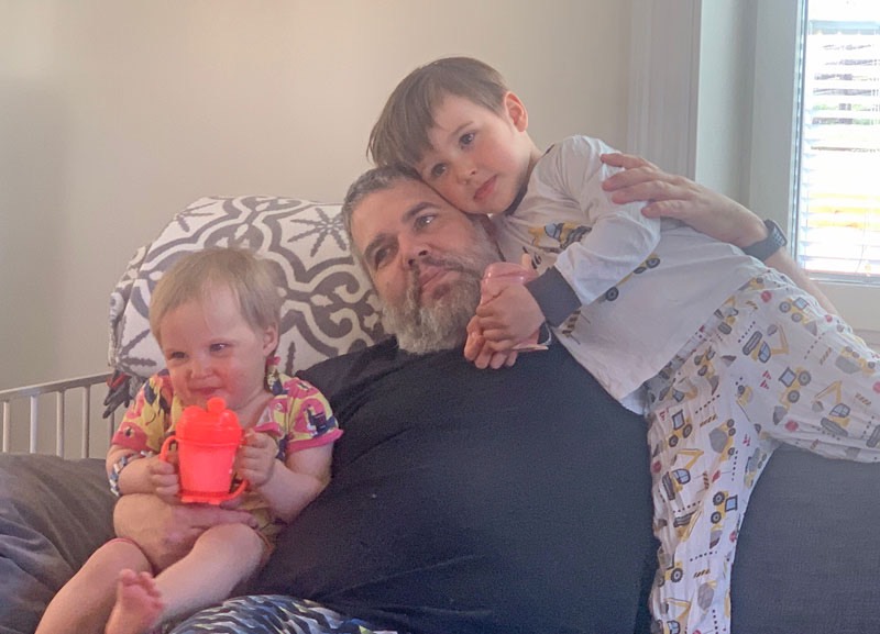 Mysig kväll framför TV:n - Ida. Daniel och Neo. Foto: Linda. 14 maj 2020.