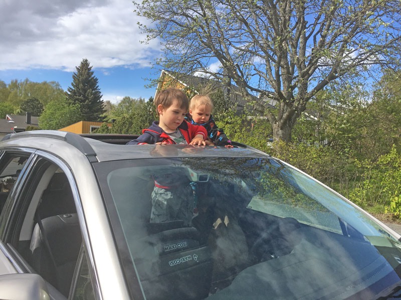 Två av de små barnbarnen - Neo och Ida besöker oss i Corona-tider. 17/5 2020.