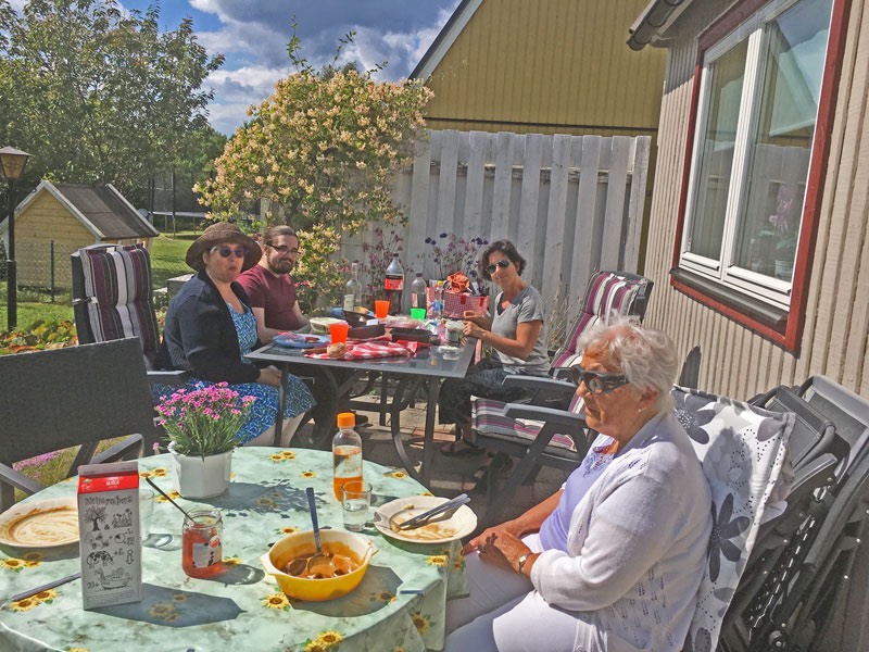 Social gemenskap i Coronatider: Marita, Max och Åsa är på lunchbesök! 7 juni 2020.