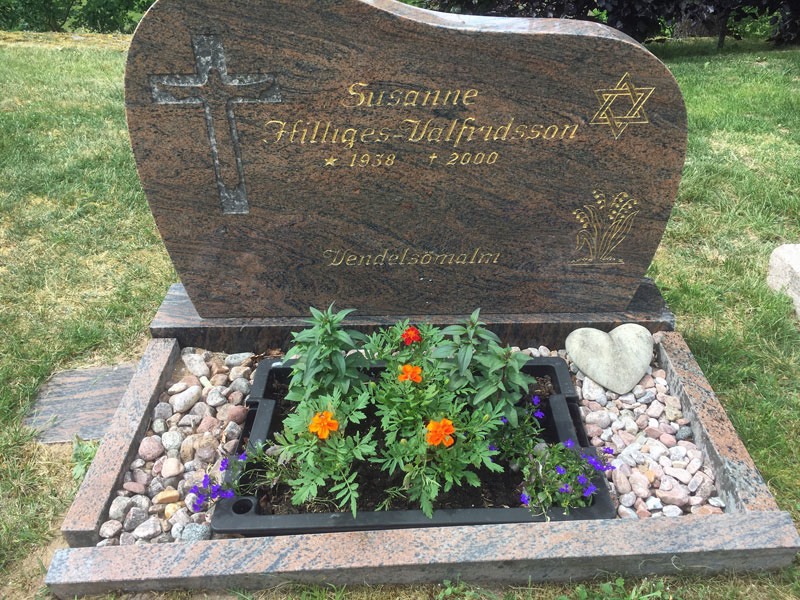 Sommarblommor på Susannes grav. 18 juni 2020.