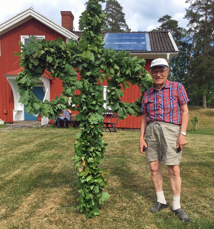 Enkelt midsommarfirande hos Birgitta och Gudmund i Ödesbacka. 19 juni 2020.