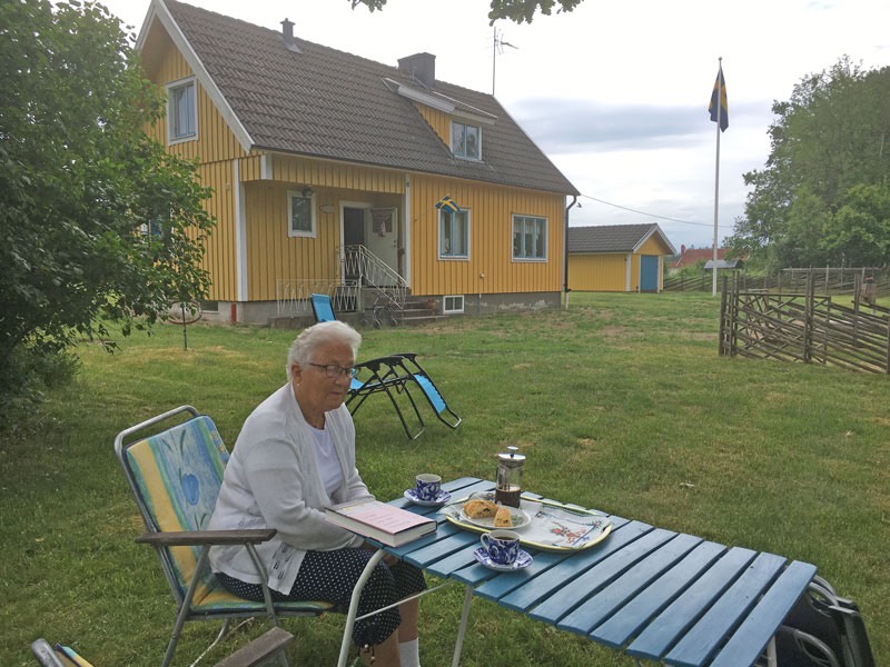 Fika i trädgården på Danhäll 20 juni 2020.